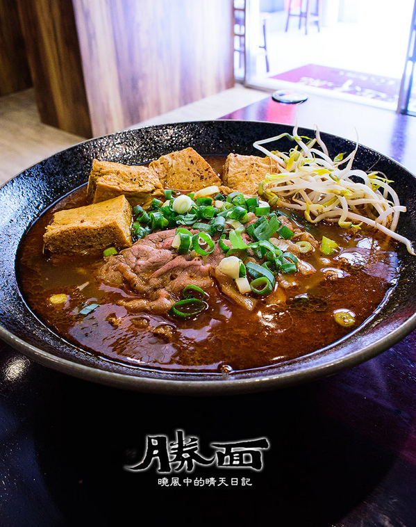 勝麵(士林夜市店)：【台北士林 | 勝麵】充滿牛肉香氣的麻辣麵好選擇