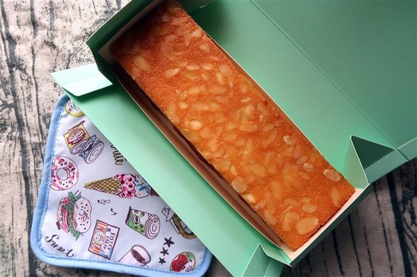 Candy Wedding：Candy Wedding 彌月蛋糕試吃 焦糖無花果/檸檬糖霜/莓果醬/杏仁香橙蛋糕 彌月禮盒影片~