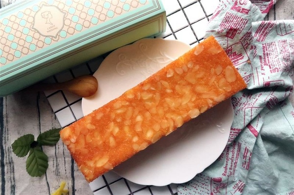 Candy Wedding：Candy Wedding 彌月蛋糕試吃 焦糖無花果/檸檬糖霜/莓果醬/杏仁香橙蛋糕 彌月禮盒影片~