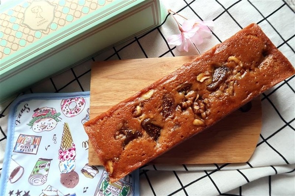 Candy Wedding：Candy Wedding 彌月蛋糕試吃 焦糖無花果/檸檬糖霜/莓果醬/杏仁香橙蛋糕 彌月禮盒影片~