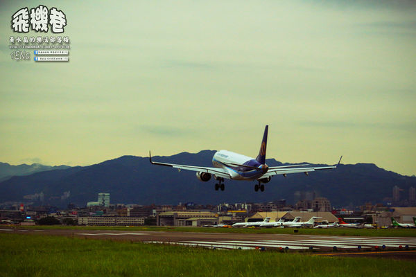 濱江街180巷(飛機巷)|《台北市松山區飛機迷必來近距離拍攝景點推薦;飛機巷裡的震撼力,好威!》