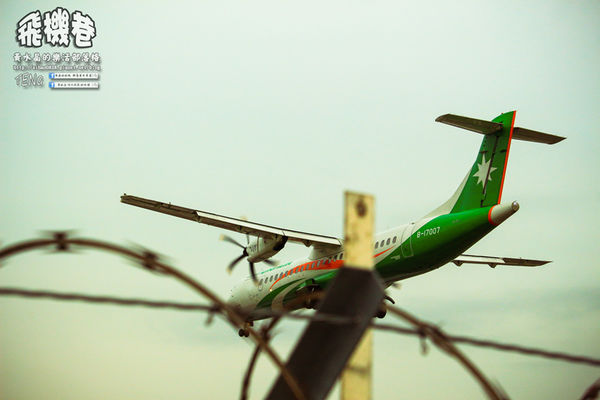 濱江街180巷(飛機巷)|《台北市松山區飛機迷必來近距離拍攝景點推薦;飛機巷裡的震撼力,好威!》