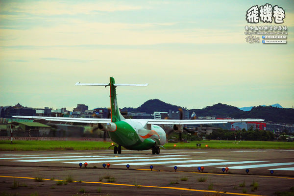 濱江街180巷(飛機巷)|《台北市松山區飛機迷必來近距離拍攝景點推薦;飛機巷裡的震撼力,好威!》
