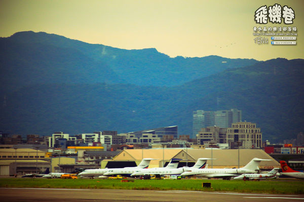 濱江街180巷(飛機巷)|《台北市松山區飛機迷必來近距離拍攝景點推薦;飛機巷裡的震撼力,好威!》