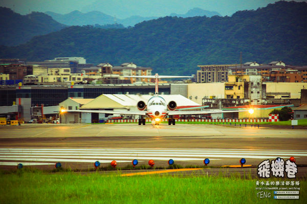 濱江街180巷(飛機巷)|《台北市松山區飛機迷必來近距離拍攝景點推薦;飛機巷裡的震撼力,好威!》