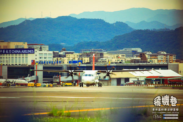 濱江街180巷(飛機巷)|《台北市松山區飛機迷必來近距離拍攝景點推薦;飛機巷裡的震撼力,好威!》