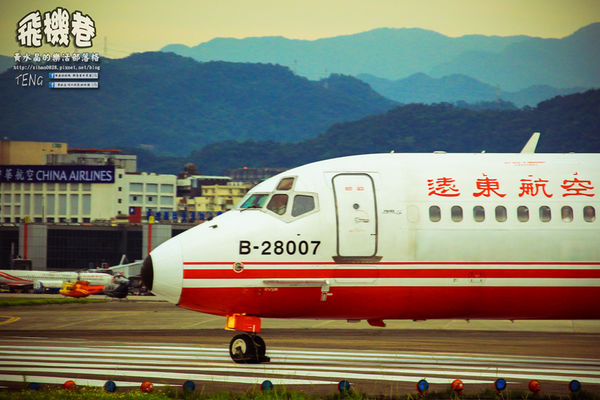 濱江街180巷(飛機巷)|《台北市松山區飛機迷必來近距離拍攝景點推薦;飛機巷裡的震撼力,好威!》