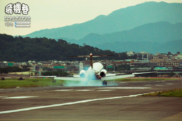 濱江街180巷(飛機巷)|《台北市松山區飛機迷必來近距離拍攝景點推薦;飛機巷裡的震撼力,好威!》