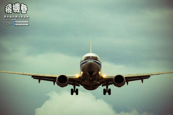 濱江街180巷(飛機巷)|《台北市松山區飛機迷必來近距離拍攝景點推薦;飛機巷裡的震撼力,好威!》
