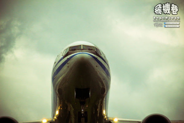 濱江街180巷(飛機巷)|《台北市松山區飛機迷必來近距離拍攝景點推薦;飛機巷裡的震撼力,好威!》