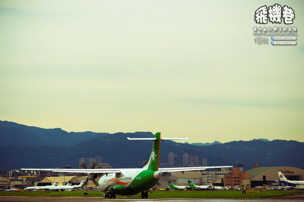 濱江街180巷(飛機巷)|《台北市松山區飛機迷必來近距離拍攝景點推薦;飛機巷裡的震撼力,好威!》