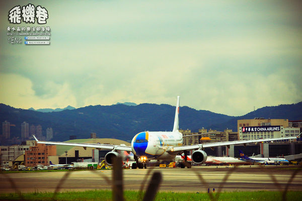濱江街180巷(飛機巷)|《台北市松山區飛機迷必來近距離拍攝景點推薦;飛機巷裡的震撼力,好威!》