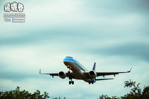 濱江街180巷(飛機巷)|《台北市松山區飛機迷必來近距離拍攝景點推薦;飛機巷裡的震撼力,好威!》