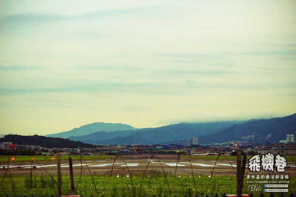 濱江街180巷(飛機巷)|《台北市松山區飛機迷必來近距離拍攝景點推薦;飛機巷裡的震撼力,好威!》