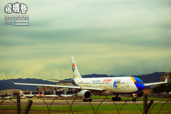 濱江街180巷(飛機巷)|《台北市松山區飛機迷必來近距離拍攝景點推薦;飛機巷裡的震撼力,好威!》