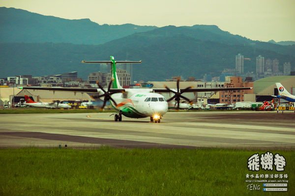 濱江街180巷(飛機巷)|《台北市松山區飛機迷必來近距離拍攝景點推薦;飛機巷裡的震撼力,好威!》