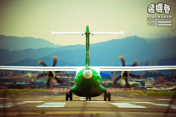 濱江街180巷(飛機巷)|《台北市松山區飛機迷必來近距離拍攝景點推薦;飛機巷裡的震撼力,好威!》