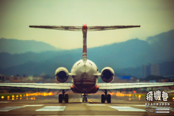 濱江街180巷(飛機巷)|《台北市松山區飛機迷必來近距離拍攝景點推薦;飛機巷裡的震撼力,好威!》
