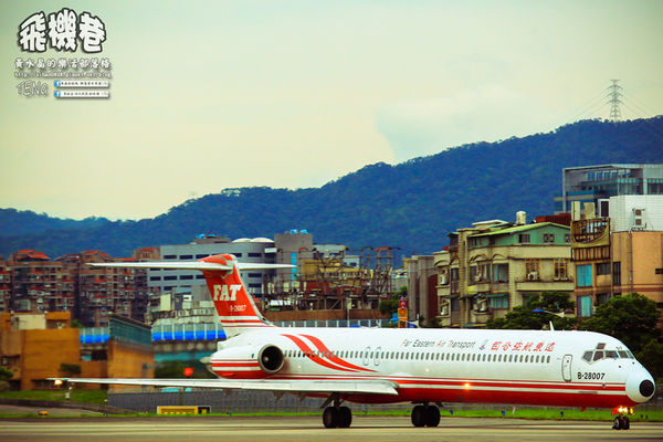 濱江街180巷(飛機巷)|《台北市松山區飛機迷必來近距離拍攝景點推薦;飛機巷裡的震撼力,好威!》