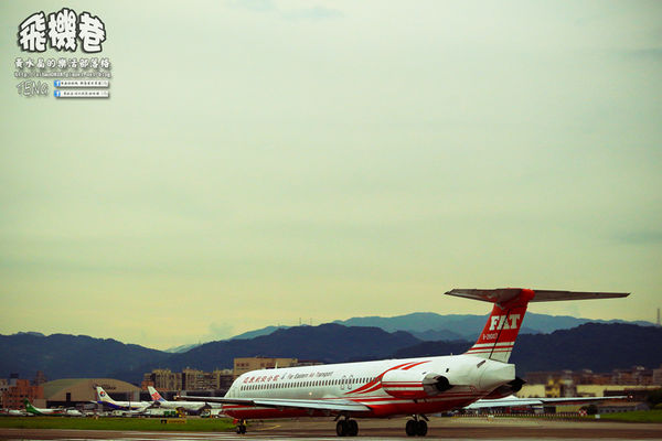 濱江街180巷(飛機巷)|《台北市松山區飛機迷必來近距離拍攝景點推薦;飛機巷裡的震撼力,好威!》