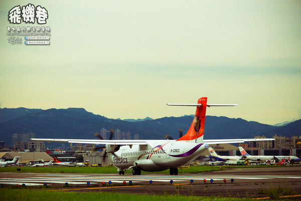 濱江街180巷(飛機巷)|《台北市松山區飛機迷必來近距離拍攝景點推薦;飛機巷裡的震撼力,好威!》