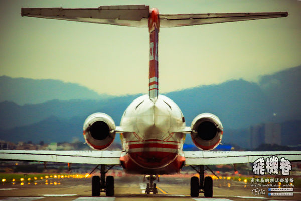 濱江街180巷(飛機巷)|《台北市松山區飛機迷必來近距離拍攝景點推薦;飛機巷裡的震撼力,好威!》