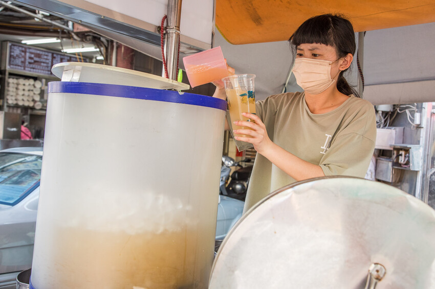 台中市大甲區一路發綠豆沙|用漱口杯裝綠豆沙才道地,40年老牌排隊綠豆沙
