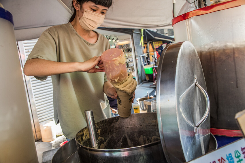 台中市大甲區一路發綠豆沙|用漱口杯裝綠豆沙才道地,40年老牌排隊綠豆沙