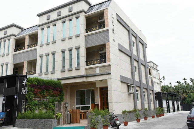 台東市 「半閒民宿」 - SGS認證民宿 撲鼻木頭香的健康木作民宿