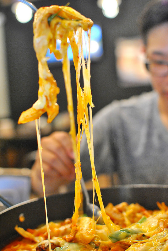 【中壢SOGO韓式】AgMA起司惡魔| 炒飯也能熔岩?! 招牌必點春川炒雞鍋！吃到爽的起士料理與多款韓國米酒,氣泡酒！