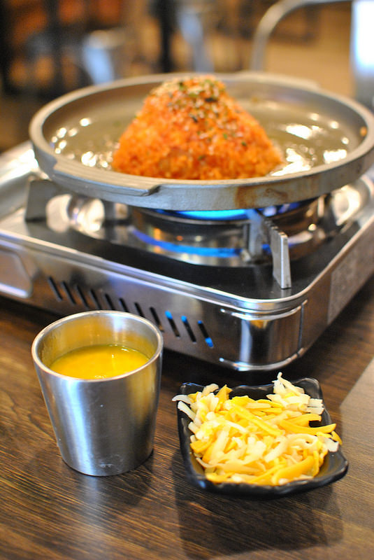 【中壢SOGO韓式】AgMA起司惡魔| 炒飯也能熔岩?! 招牌必點春川炒雞鍋！吃到爽的起士料理與多款韓國米酒,氣泡酒！