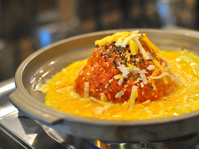 【中壢SOGO韓式】AgMA起司惡魔| 炒飯也能熔岩?! 招牌必點春川炒雞鍋！吃到爽的起士料理與多款韓國米酒,氣泡酒！