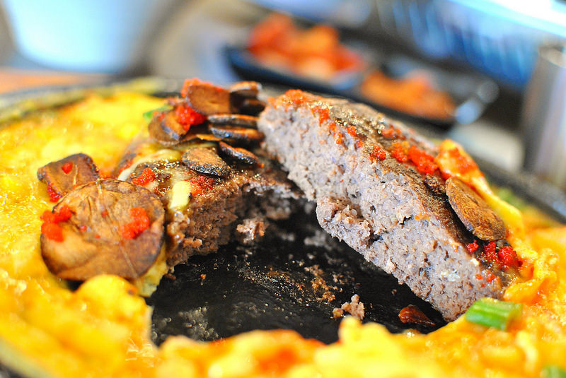 【中壢SOGO韓式】AgMA起司惡魔| 炒飯也能熔岩?! 招牌必點春川炒雞鍋！吃到爽的起士料理與多款韓國米酒,氣泡酒！