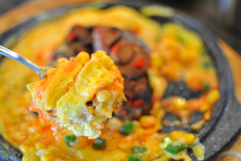 【中壢SOGO韓式】AgMA起司惡魔| 炒飯也能熔岩?! 招牌必點春川炒雞鍋！吃到爽的起士料理與多款韓國米酒,氣泡酒！