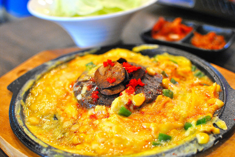 【中壢SOGO韓式】AgMA起司惡魔| 炒飯也能熔岩?! 招牌必點春川炒雞鍋！吃到爽的起士料理與多款韓國米酒,氣泡酒！