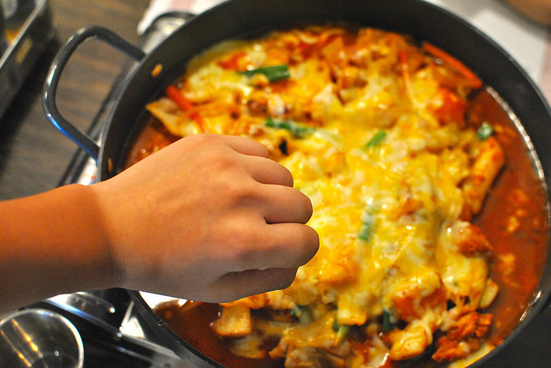 【中壢SOGO韓式】AgMA起司惡魔| 炒飯也能熔岩?! 招牌必點春川炒雞鍋！吃到爽的起士料理與多款韓國米酒,氣泡酒！