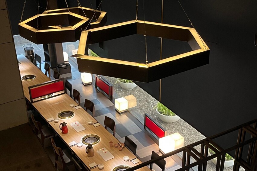 全程專人代烤免動手!多款創意燒肉餐點無極限,老饕必點漢堡排、火焰骰子牛,活體波士頓龍蝦更是千元有找!