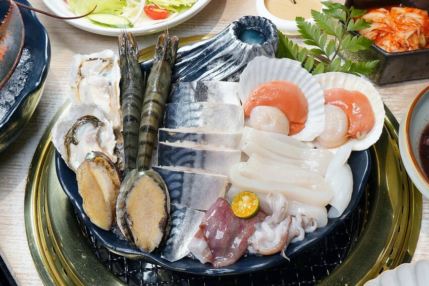 全程專人代烤免動手!多款創意燒肉餐點無極限,老饕必點漢堡排、火焰骰子牛,活體波士頓龍蝦更是千元有找!