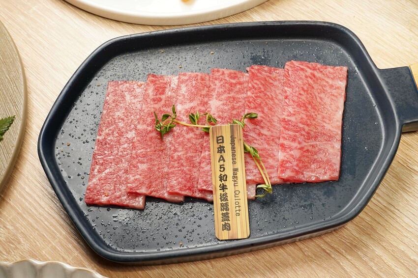 全程專人代烤免動手!多款創意燒肉餐點無極限,老饕必點漢堡排、火焰骰子牛,活體波士頓龍蝦更是千元有找!