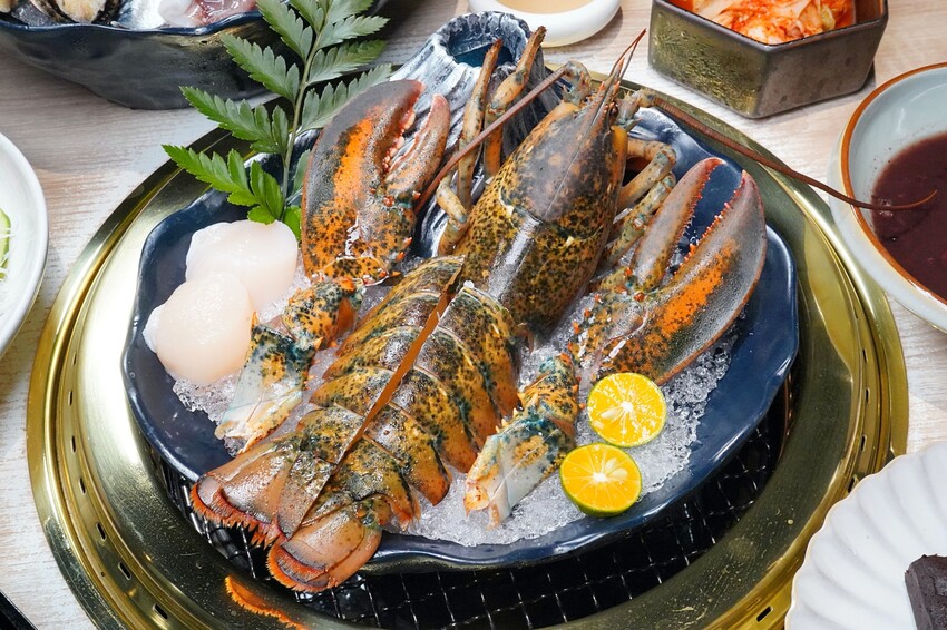 全程專人代烤免動手!多款創意燒肉餐點無極限,老饕必點漢堡排、火焰骰子牛,活體波士頓龍蝦更是千元有找!