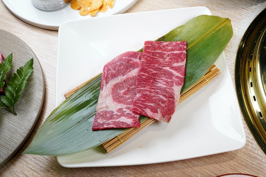 全程專人代烤免動手!多款創意燒肉餐點無極限,老饕必點漢堡排、火焰骰子牛,活體波士頓龍蝦更是千元有找!