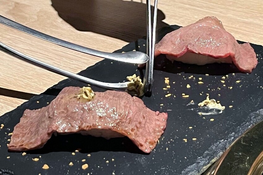 全程專人代烤免動手!多款創意燒肉餐點無極限,老饕必點漢堡排、火焰骰子牛,活體波士頓龍蝦更是千元有找!