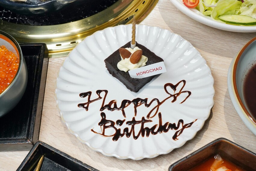 全程專人代烤免動手!多款創意燒肉餐點無極限,老饕必點漢堡排、火焰骰子牛,活體波士頓龍蝦更是千元有找!