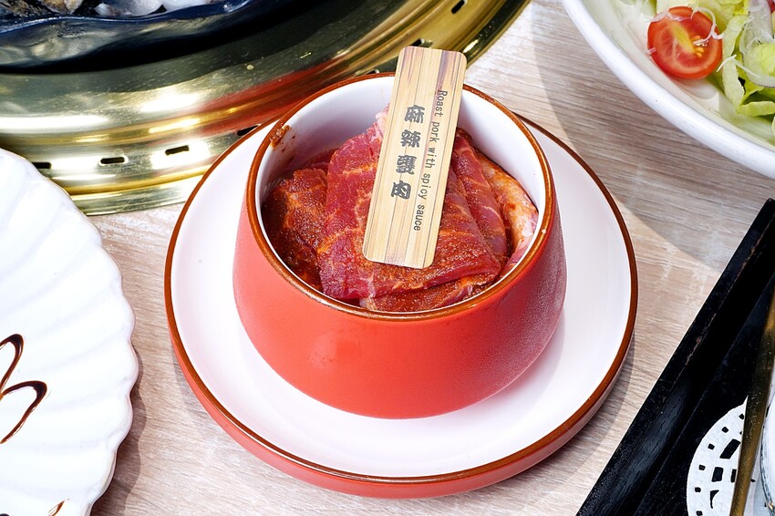 全程專人代烤免動手!多款創意燒肉餐點無極限,老饕必點漢堡排、火焰骰子牛,活體波士頓龍蝦更是千元有找!