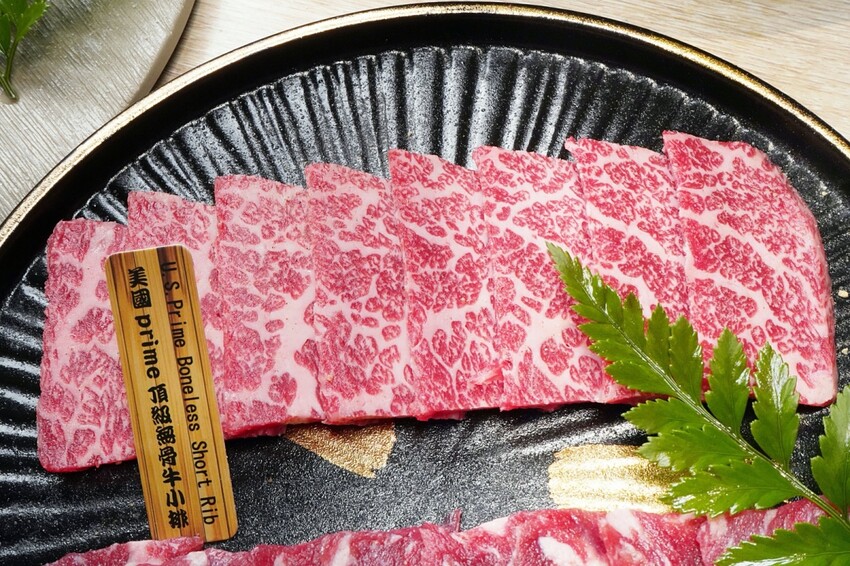 全程專人代烤免動手!多款創意燒肉餐點無極限,老饕必點漢堡排、火焰骰子牛,活體波士頓龍蝦更是千元有找!