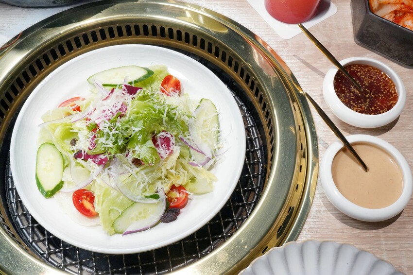 全程專人代烤免動手!多款創意燒肉餐點無極限,老饕必點漢堡排、火焰骰子牛,活體波士頓龍蝦更是千元有找!