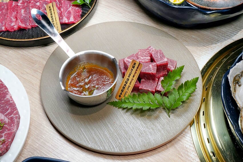 全程專人代烤免動手!多款創意燒肉餐點無極限,老饕必點漢堡排、火焰骰子牛,活體波士頓龍蝦更是千元有找!