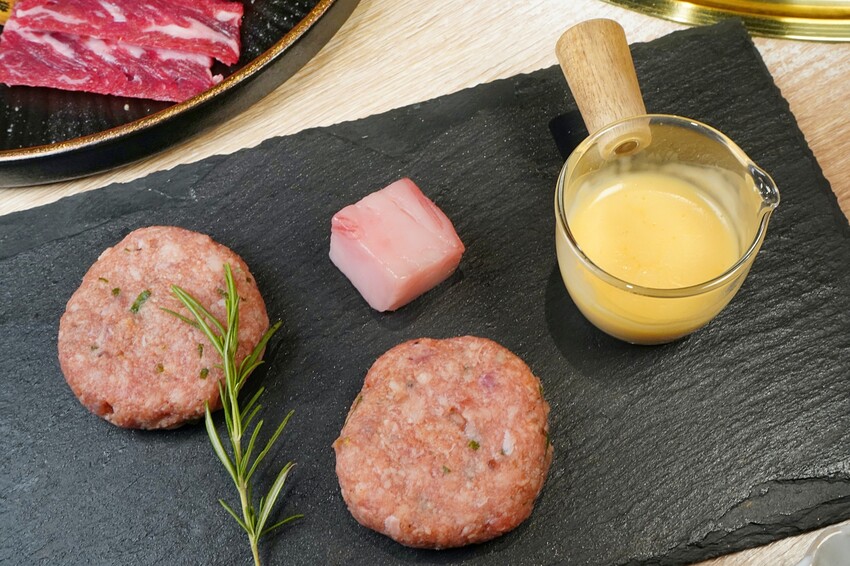 全程專人代烤免動手!多款創意燒肉餐點無極限,老饕必點漢堡排、火焰骰子牛,活體波士頓龍蝦更是千元有找!