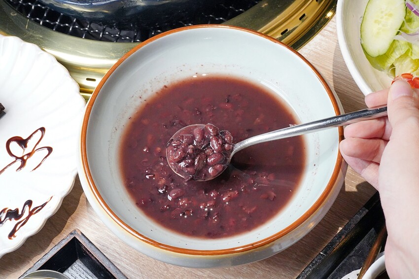 全程專人代烤免動手!多款創意燒肉餐點無極限,老饕必點漢堡排、火焰骰子牛,活體波士頓龍蝦更是千元有找!