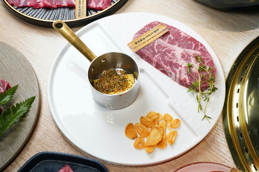 全程專人代烤免動手!多款創意燒肉餐點無極限,老饕必點漢堡排、火焰骰子牛,活體波士頓龍蝦更是千元有找!